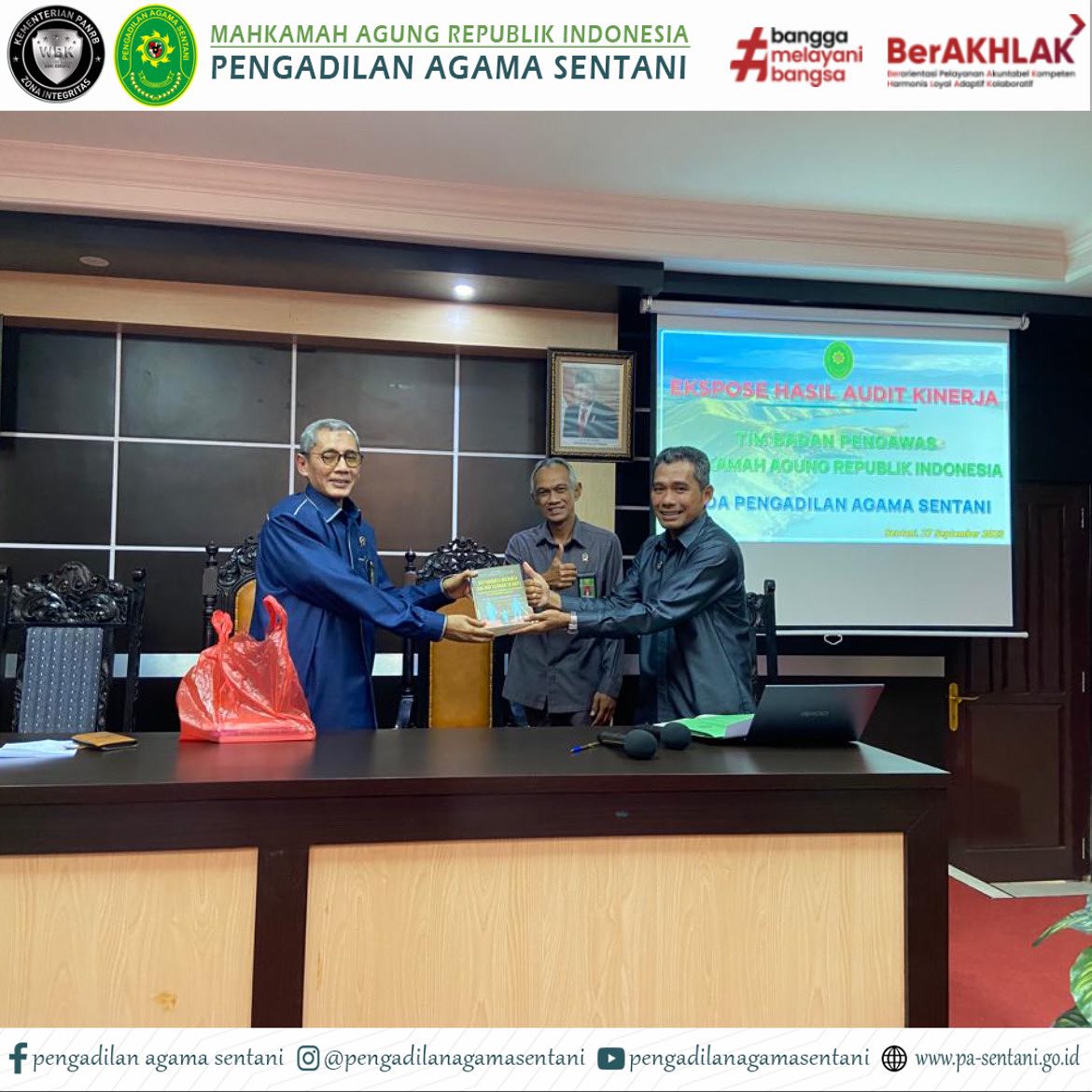 Foto Penyerahan Buku