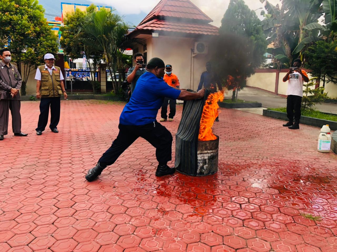 berita pemadam di luar